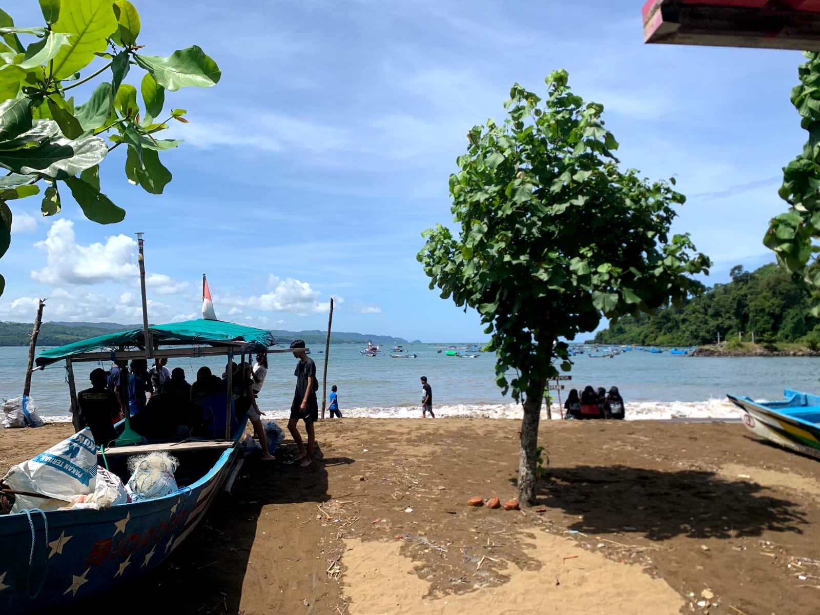 Berenang di Pantai Klatak