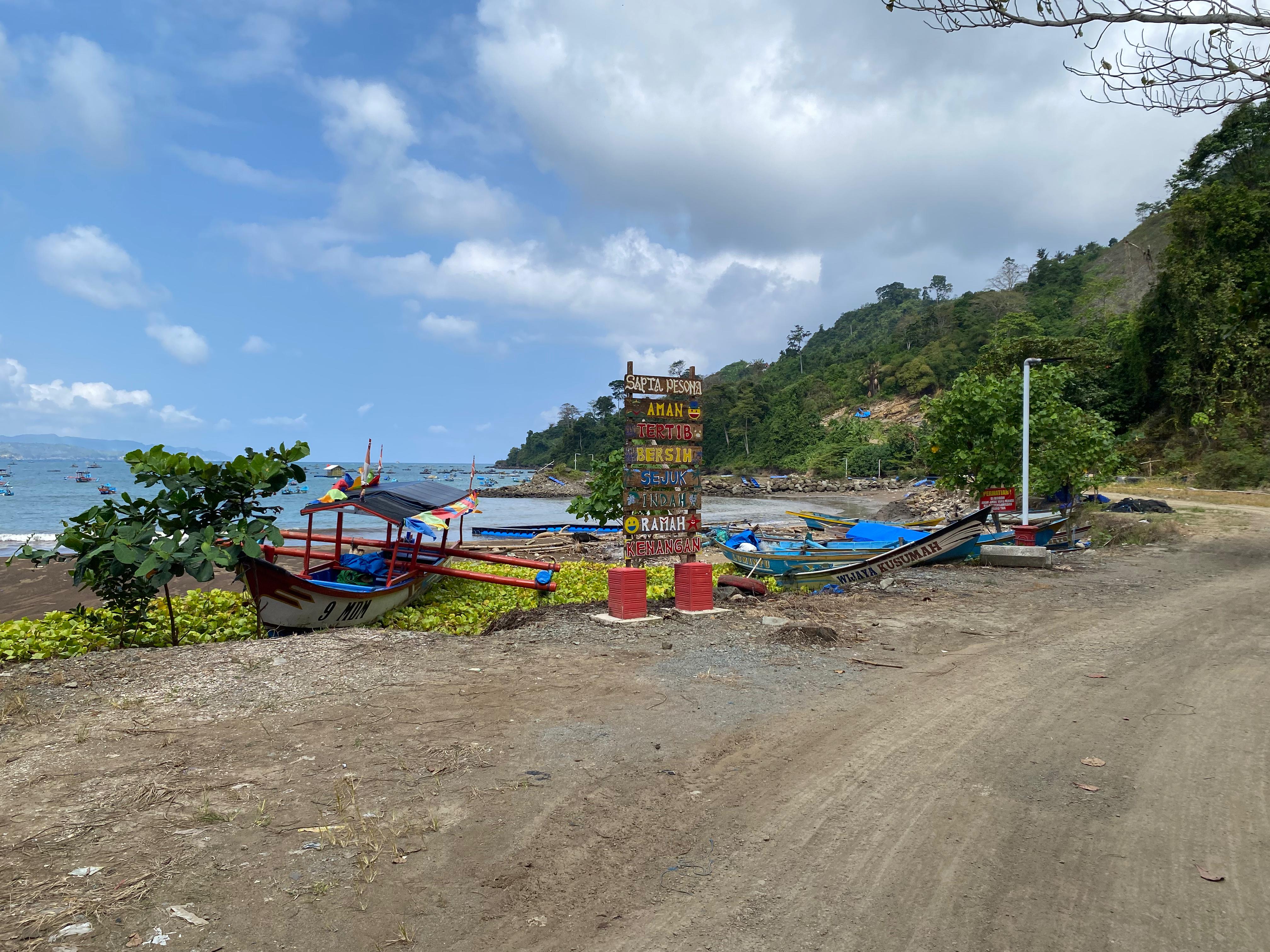 Pemandangan Pantai Klatak